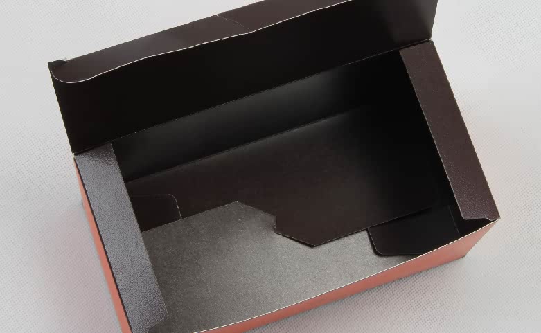 明るいオレンジ色のギフト包装ボックスが開きます