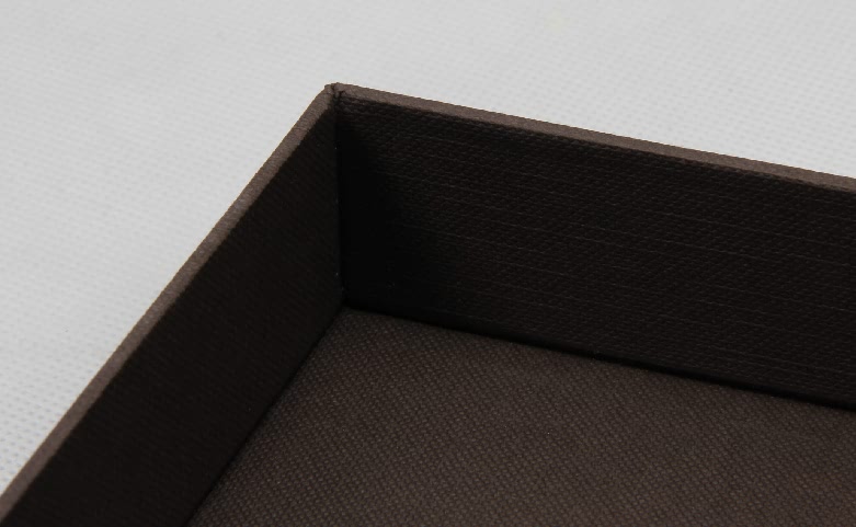 良質の堅いスカーフのギフト用の箱の角の細部