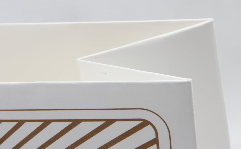シックなデザインの白いクラフトギフトバッグの詳細