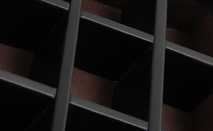 リボンの詳細が付いている優雅な黒い堅いチョコレートギフト箱