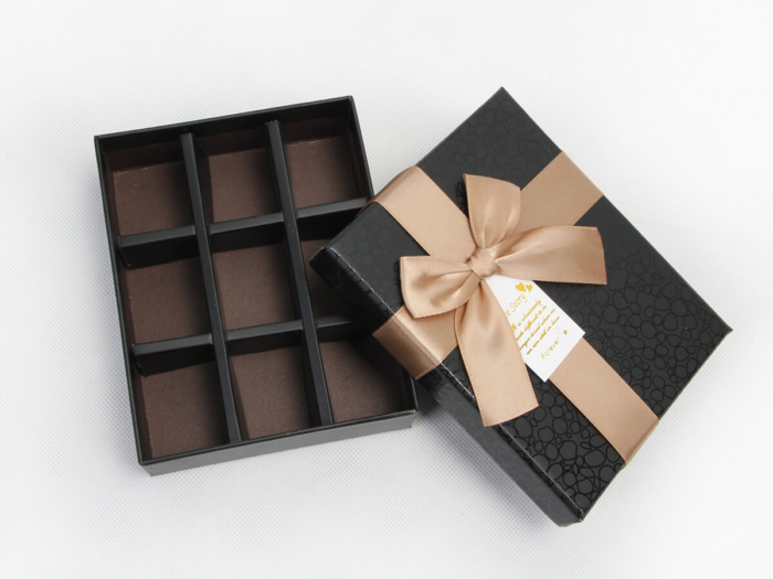 エレガントなブラックリジッドチョコレートパッケージボックスライニングディテール