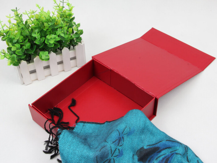Embossing Folding Leatherette Paper Scarf Packaging Boxes With Scarf