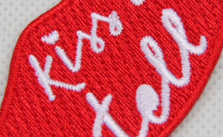Kiss Shape Woven Label Jacquard Weaving Logo