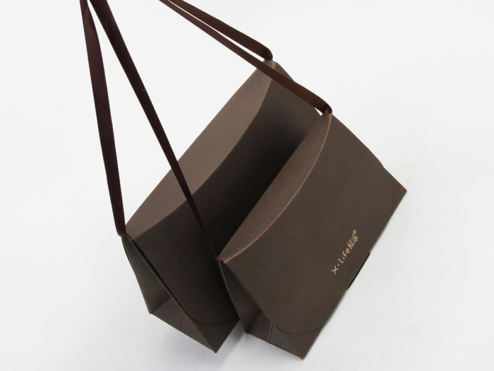 リボン付きの創造的な茶色のギフトペーパーハンドバッグ