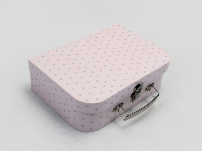 ピンクの堅いボール紙のギフト用の箱の側面の細部