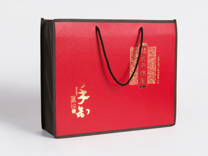 Black Tee Gift Shopping Bag Display