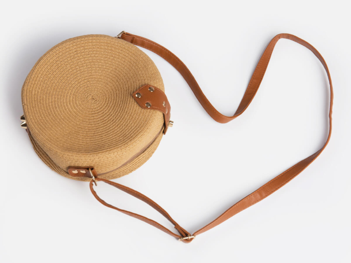 Round Paper Straw Bag PU Leather Shoulder Strap Detail