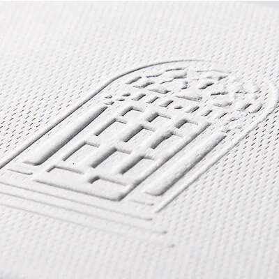Caja de Empaque con Logotipo en Relieve