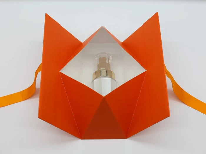 化粧品のための三角形の形のギフトの買物をする紙袋