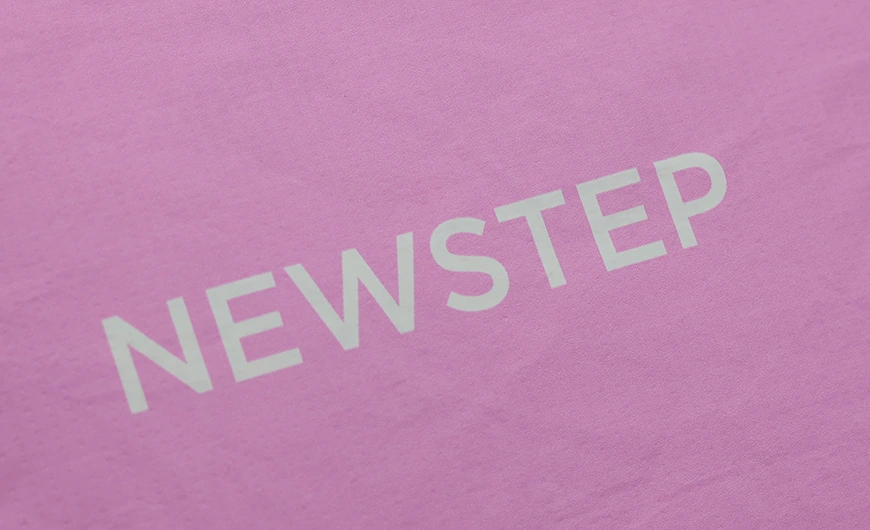 ピンクの防水 Tyvek のペーパー化粧品袋の熱い押すロゴ