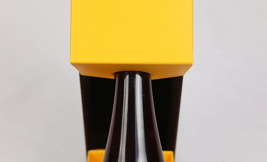 ディスプレイボックスは、金のワインに穴をカット