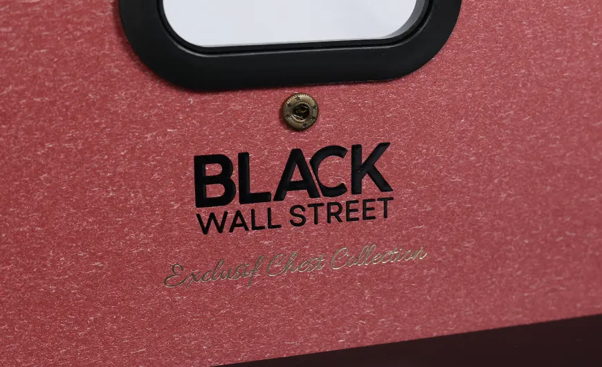 黒い木のペーパー ギフト用の箱の熱い押すロゴ
