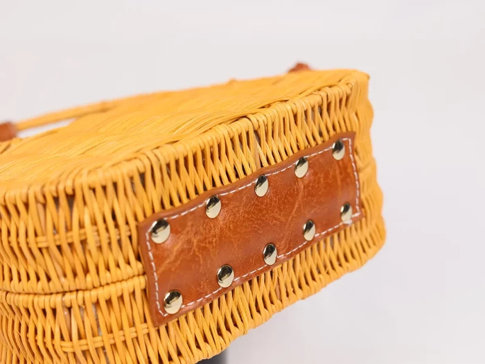 籐製ホーボーバッグの底と革とリベット